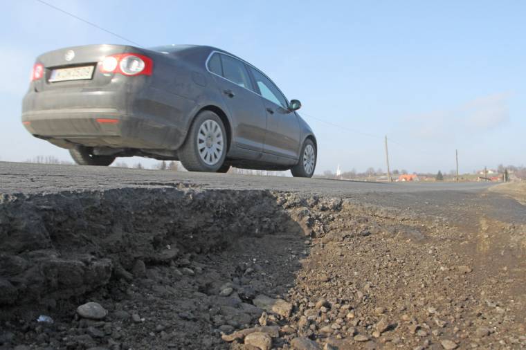 Nyaktörő gödrökkel „ékesített” útszakasz