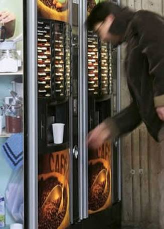 Kávéautomatát feszegetett