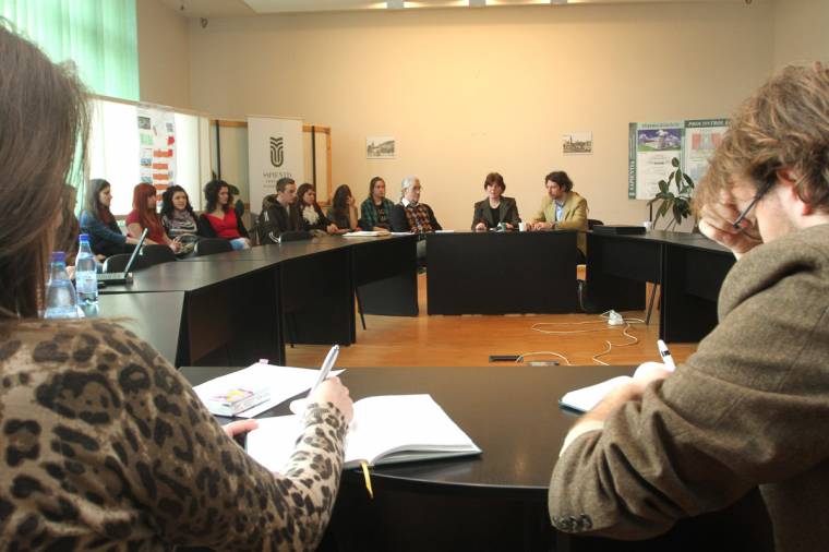 Kevesebb szleng, több képzavar jellemzi a bemondókat