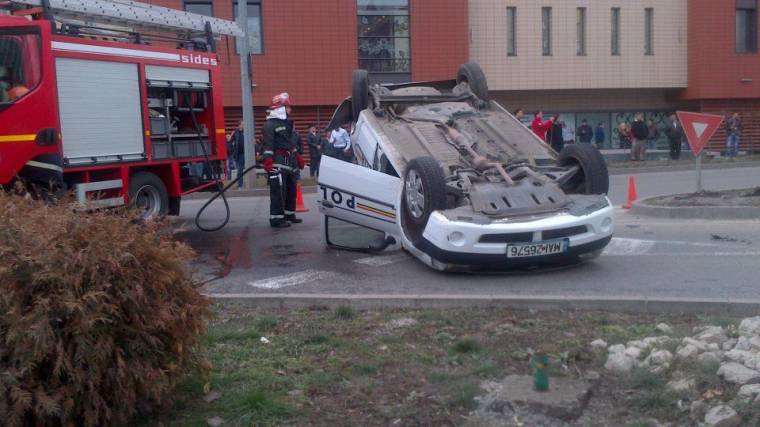 Rendőrségi autó borult fel