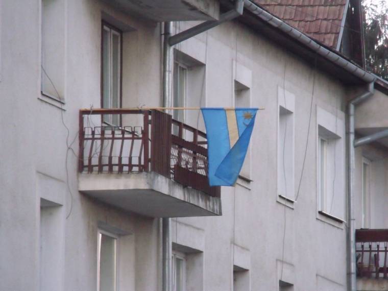 Nyárádszeredai lakáson is megjelent a székely lobogó
