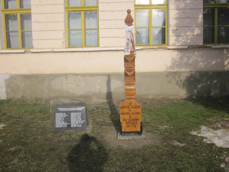 Román tábla után magyar emlékjel Erdőszentgyörgyön