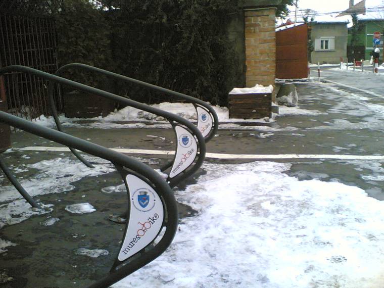 Több tucat kerékpárparkolót szereltek fel