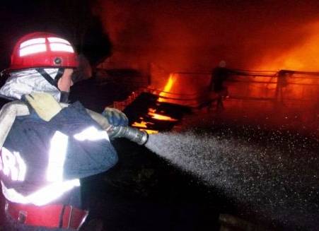 Autók, házak égtek, tűzoltók gyalogoltak