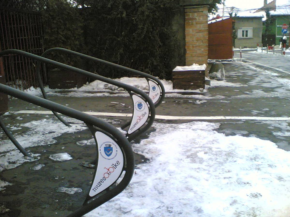 &bullet;  Fotó: Kerékpárparkolók