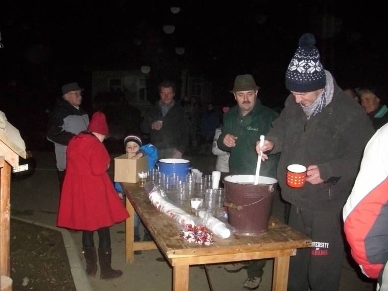 Díszkivilágítást kapcsoltak Mezőpanitban