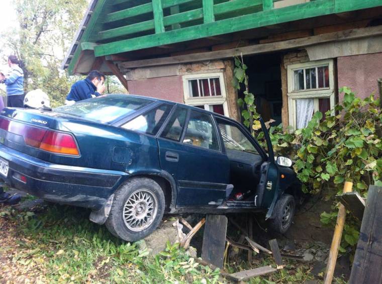 Ittas vezető törte be a ház falát