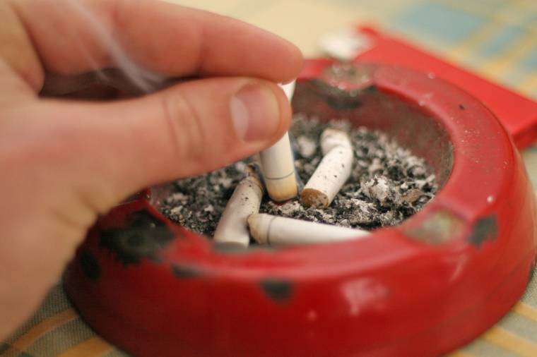 Nincs akadály: a csíki dohányosok a hidegben is elszívják napi adagjukat