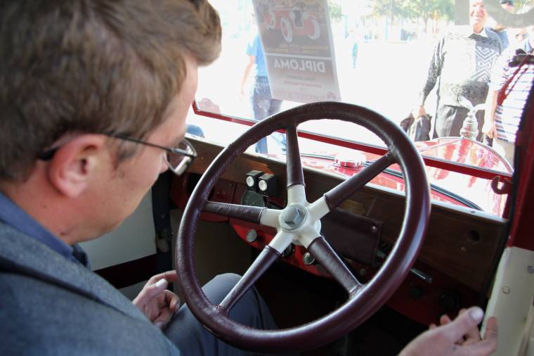 Oldtimerverseny Maros megyei kastélyok körül