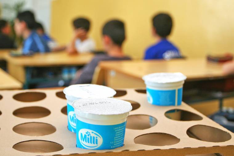 Tízórait kell pakolni a gyereknek, mert még várni kell a tej-kifli programra