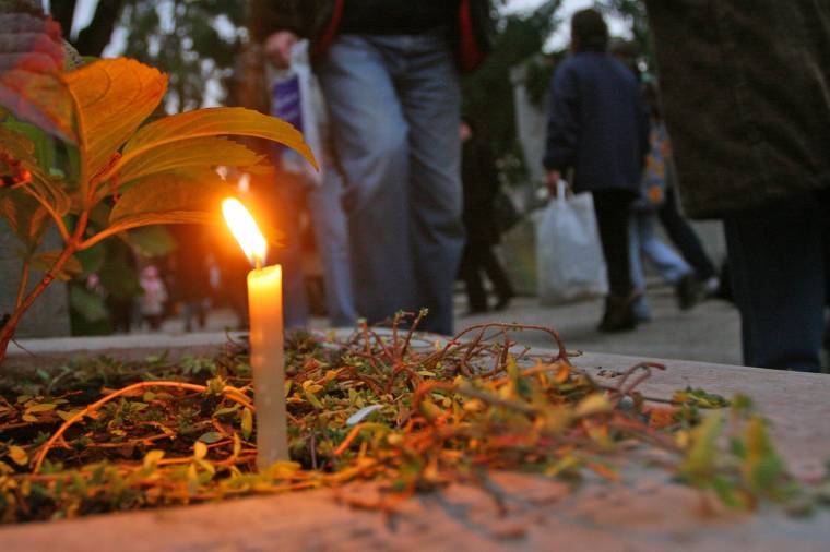 Mindenszentek: a földi elmúlásra illetve a feltámadásra emlékeztetnek