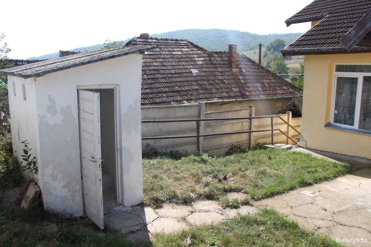 Mellékhelyiség a főépületen kívül. Hiányosság. Illusztráció •  Fotó: Haáz Vince