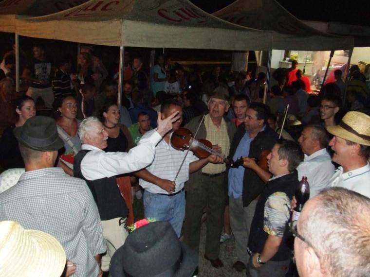 Idősek és fiatalok együtt ropták