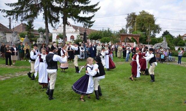 Szent István király szobránál ünnepeltek a marossárpatakiak