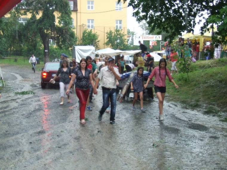 Szakadó eső szakította félbe a nagyernyeiek fesztiválját