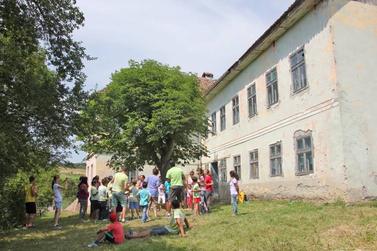 Örvendezni a romok között is