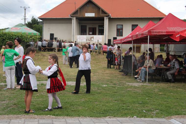 Huszárlovak, pöttöm táncosok