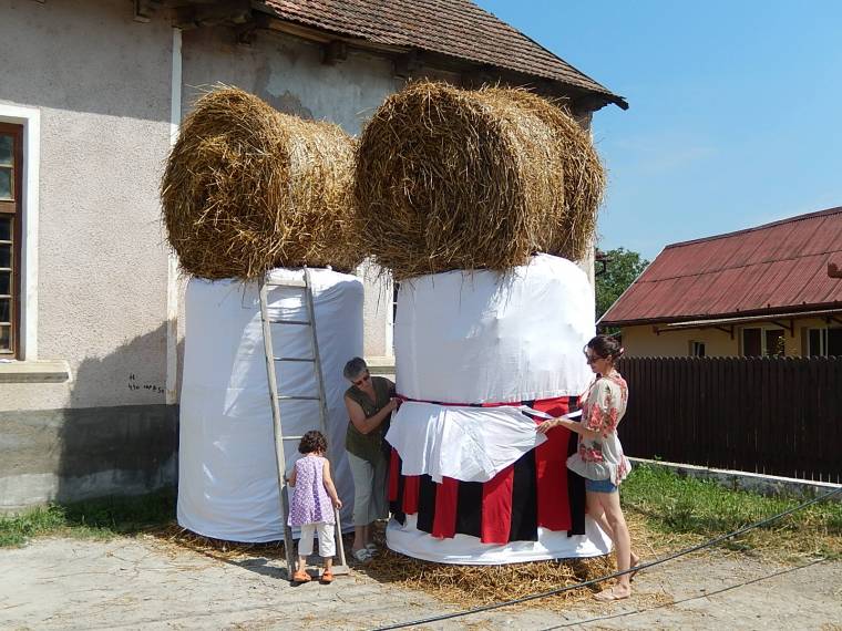 Szalmaszékelyek várják a vásárosokat
