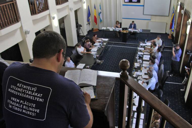 Kétnyelvű utcanévtáblák: közömbösséggel vádolják a tanácsosokat