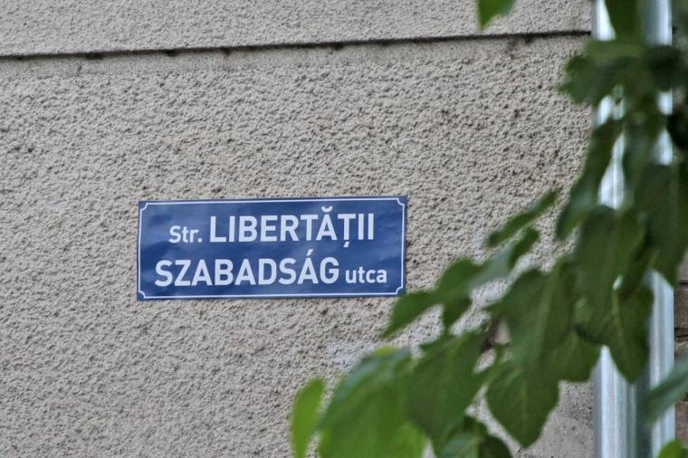 Újraindult a kétnyelvű utcanévtáblák szerelése