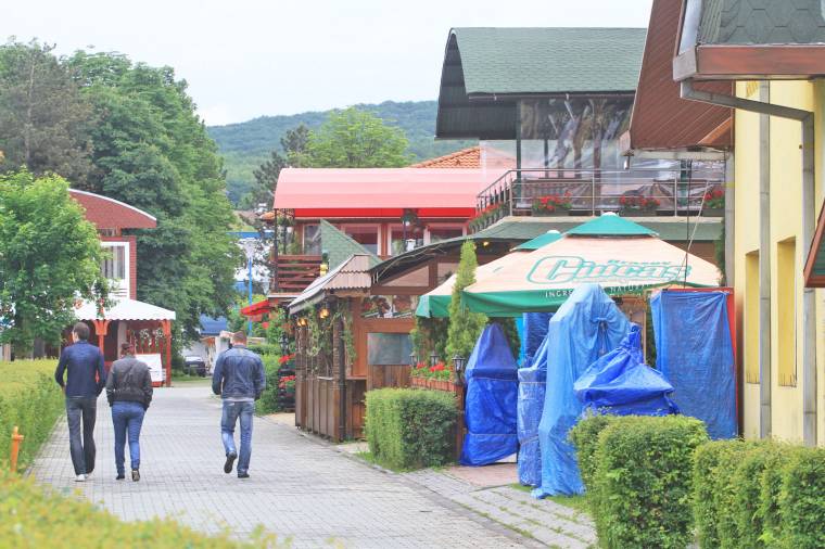 Aláírásokat gyűjtenek a teraszosok