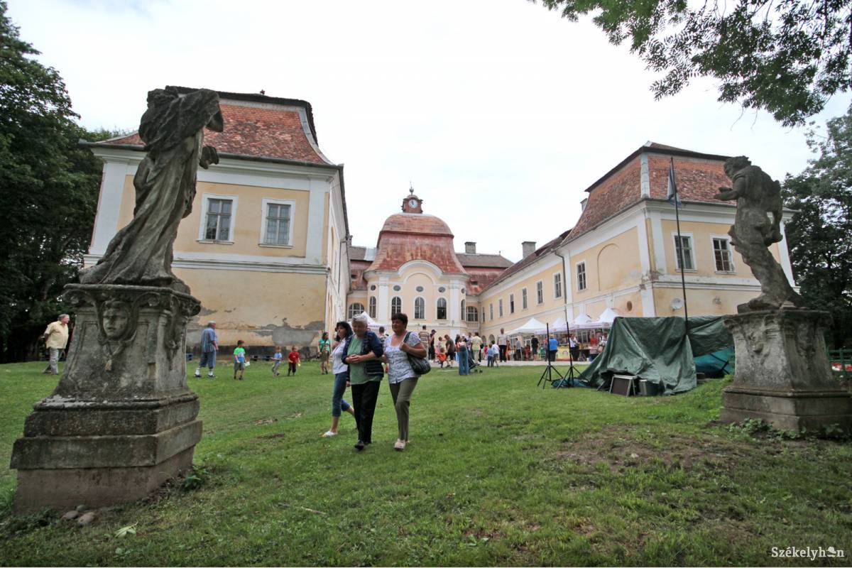 A gernyeszegi Teleki-kastély udvarán. Egyre több rendezvény helyszíneként válik ismertté. Archív •  Fotó: Boda L. Gergely