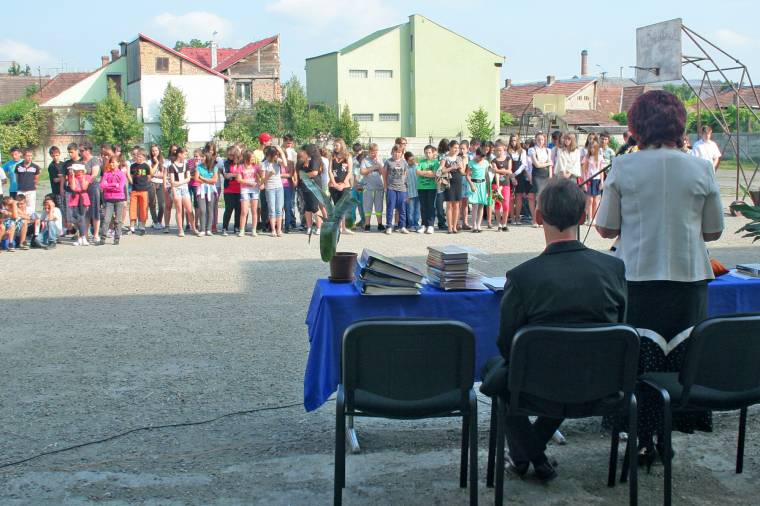 Eredendő kíváncsiság nélkül, tiszta ünneplőben