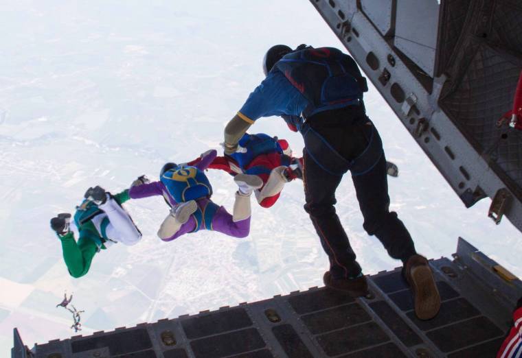 Szörnyethalt egy ejtőernyős