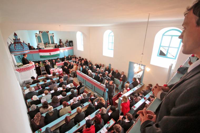 Galambodiak kitárt székely kapuja