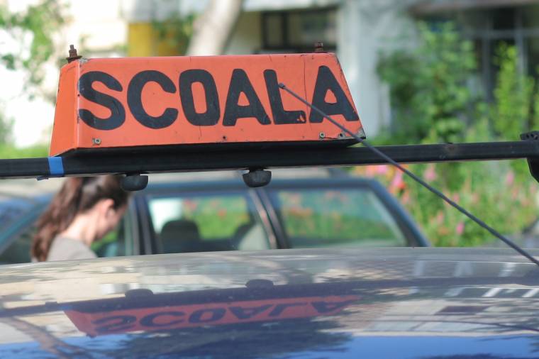 Százhússzal száguldott a tanuló sofőr a településen, az oktató is az autóban volt