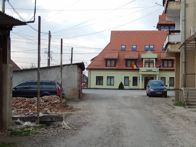 Bontják a garázsokat Ákosfalván