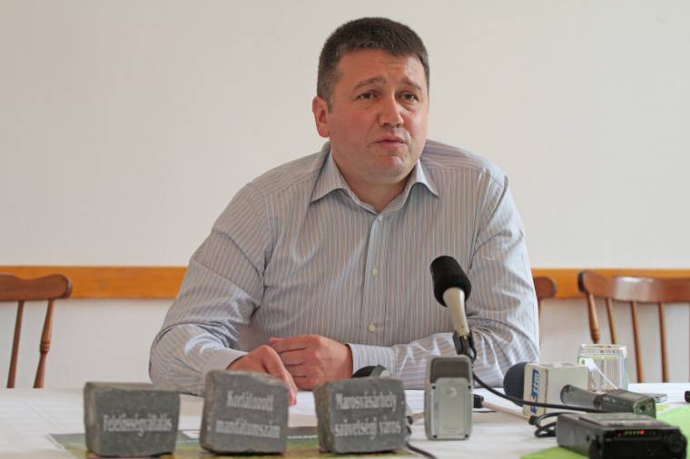 Politikai „taburombolás” Vass Leventétől