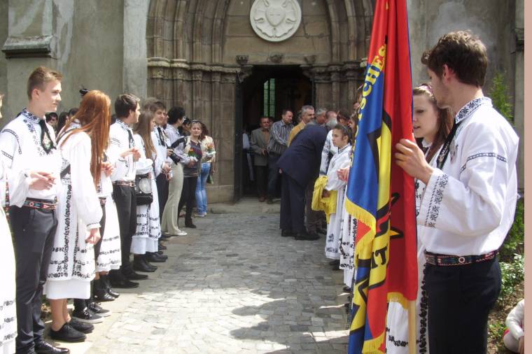 Szász ünnep a régeni ferde torony árnyékában