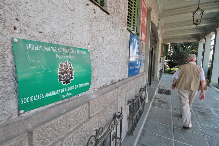 Táblákat loptak le a Hangya-épületről