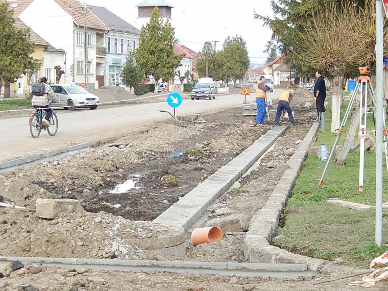Újabb parkolóhelyeket építenek Nyárádszeredában