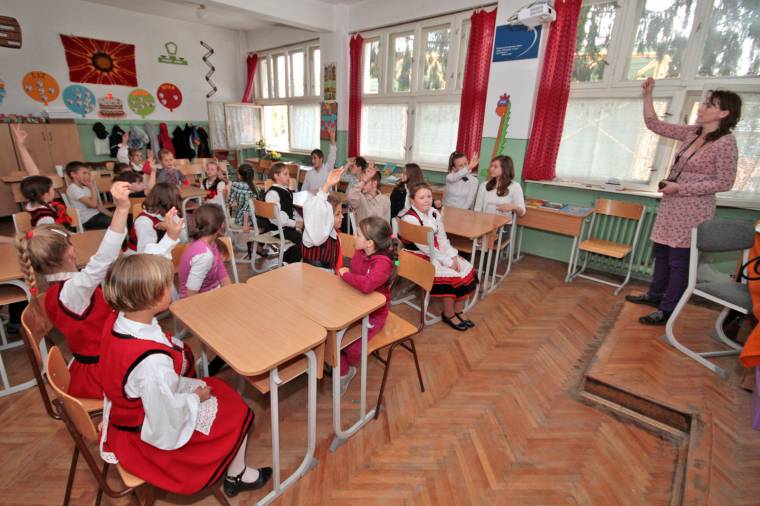 Vetélkedővel koronázták az egy éves meseolvasást