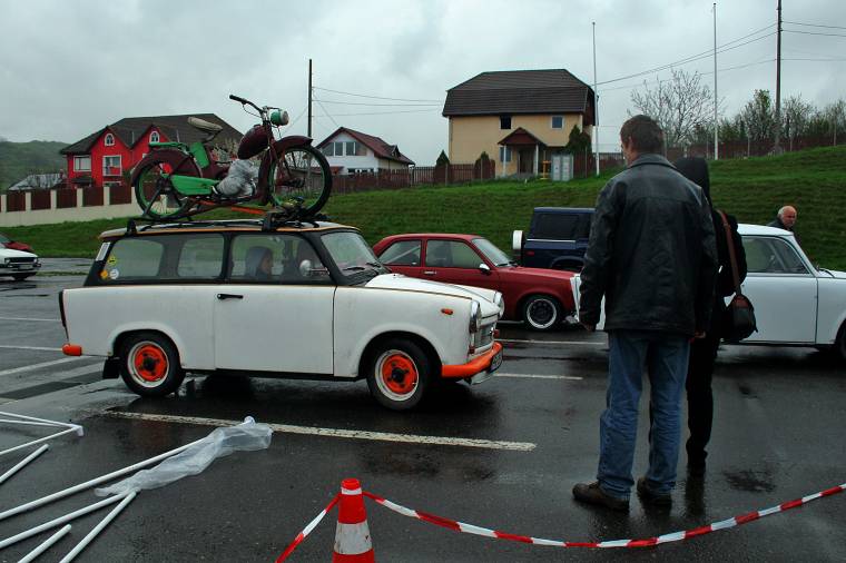 Motorkerékpár a Trabant tetején