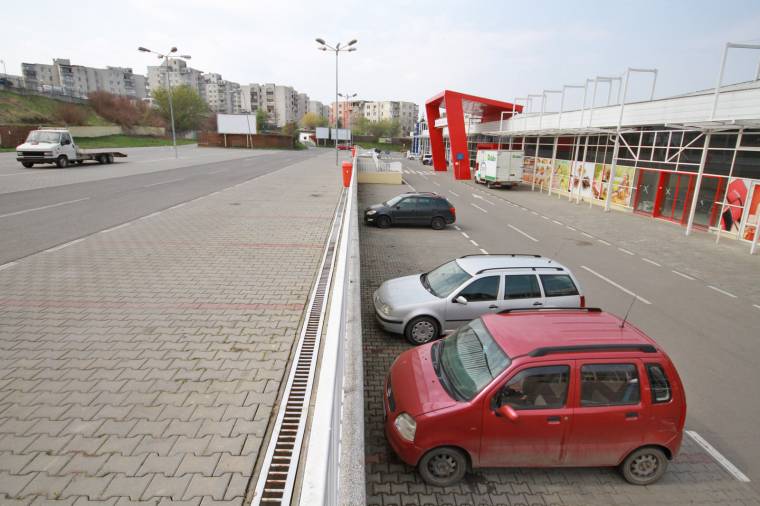 Bolhapiac lesz az áruházi parkolóban