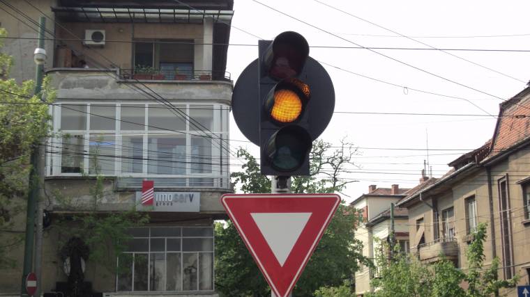 Sárga lámpánál balesetezett