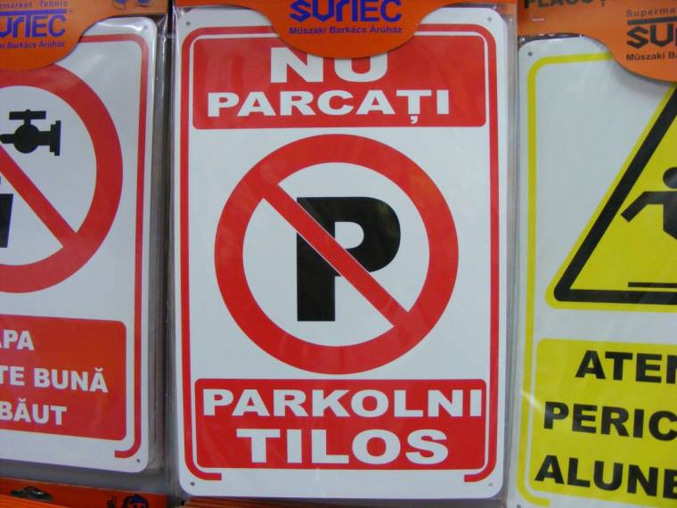 Kétnyelvű kaputáblákat vásárolhatunk
