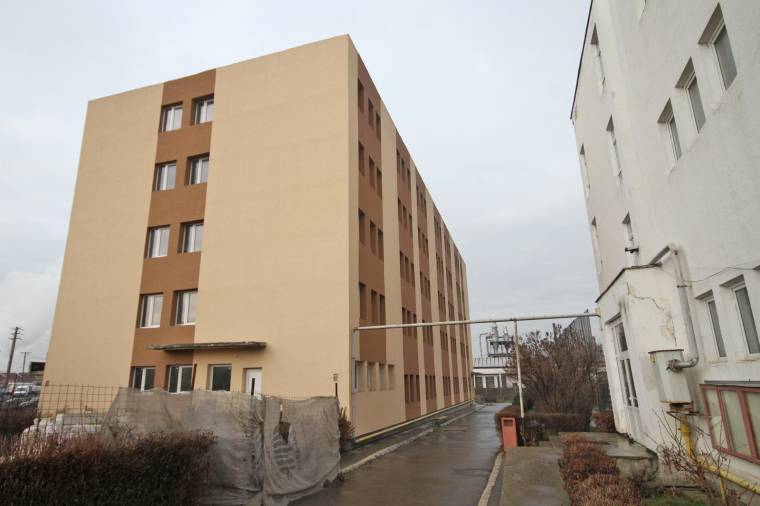 Tisztázatlan sorsú bentlakásépület