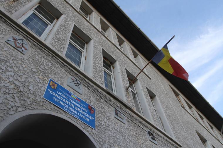 Magyar feliratok „kétnyelvű” helyesírással