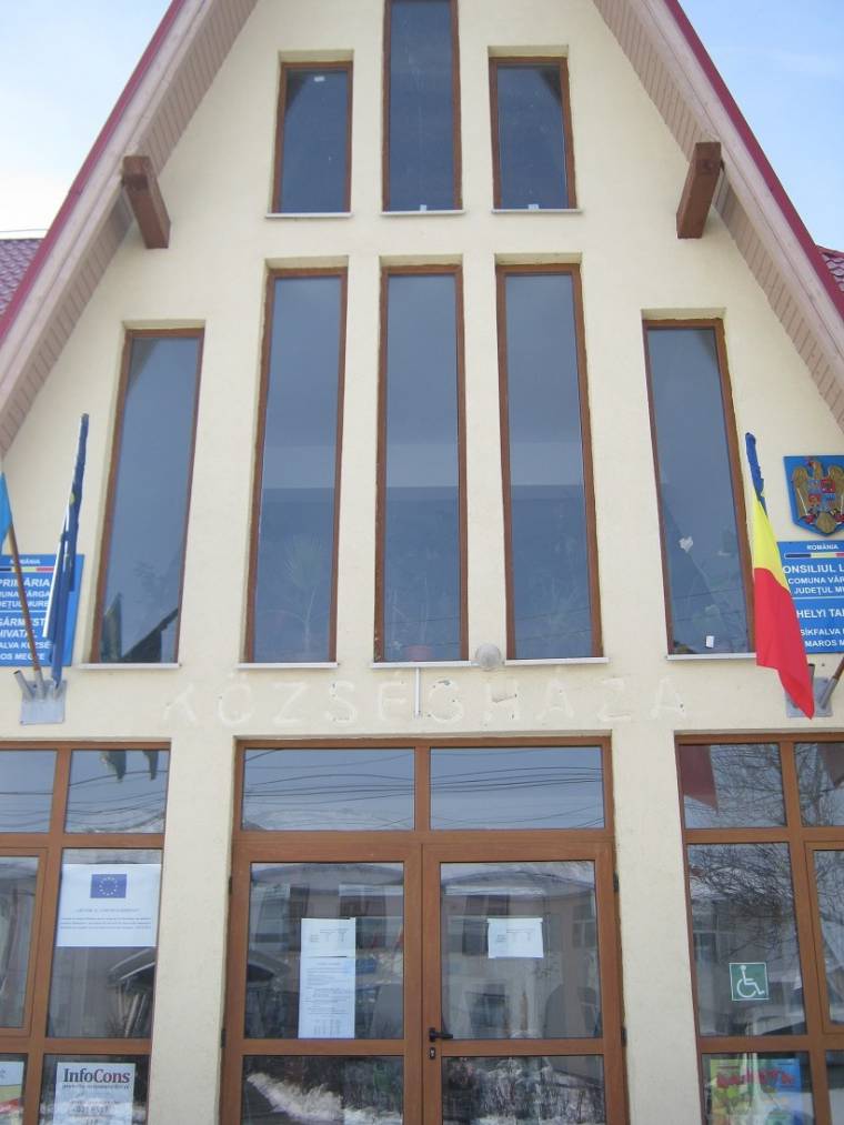 „Névtelenítették” a csíkfalvi községházát