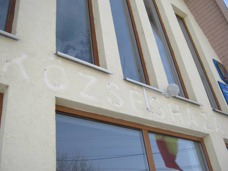 Lekerült a magyar felirat a csíkfalvi községházáról