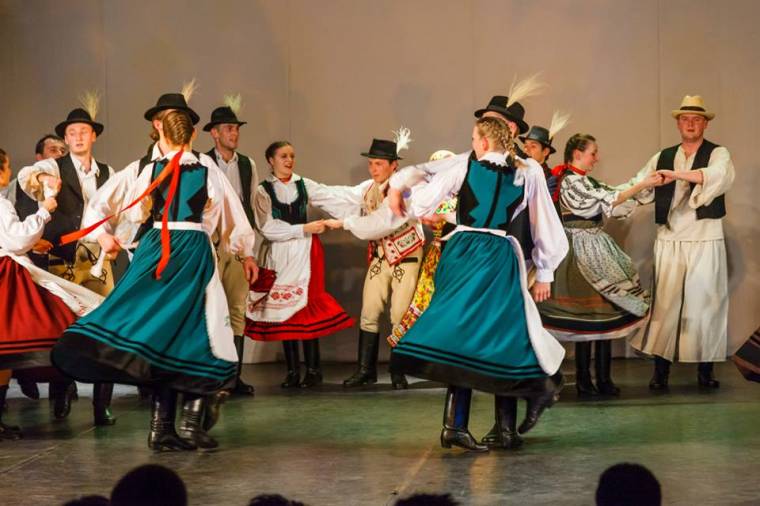 Mérleget vont a Bekecs néptáncegyüttes