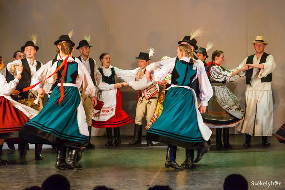 •  Fotó: www.facebook.com/Bekecs Néptáncegyüttes