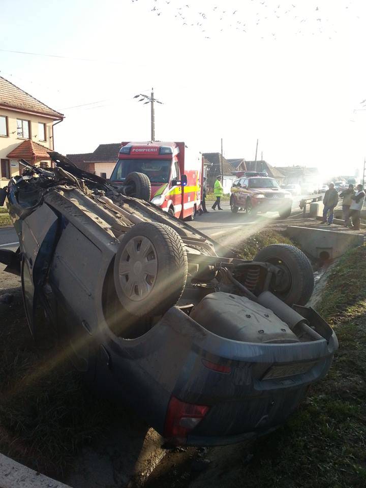 Fejtetőre állt egy autó Sáromberkén