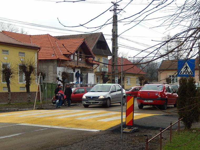 A magasított gyalogátjárók miatt jelentették fel a nyárádszeredai polgármestert