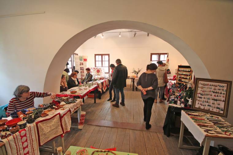 Jótékonysági vásár mosolygó Mikulással Marosvásárhelyen