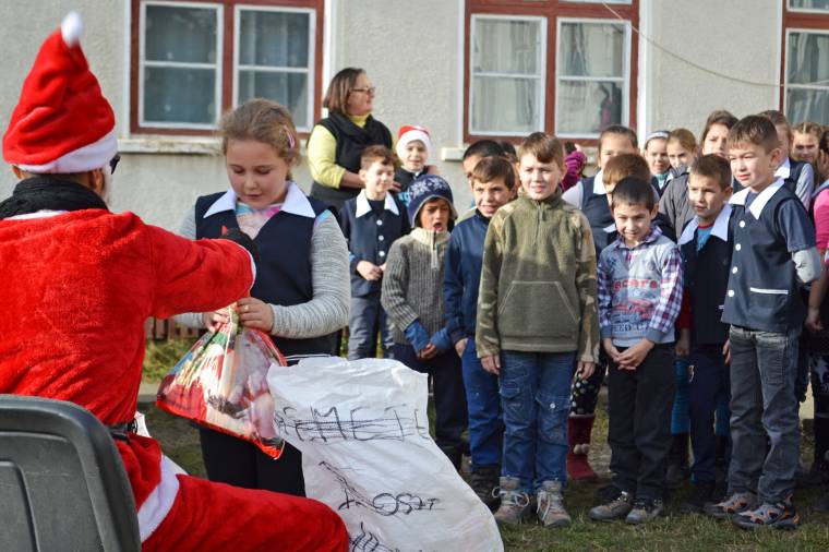A nyárádremetei gyerekek mellett az időseket is megajándékozták